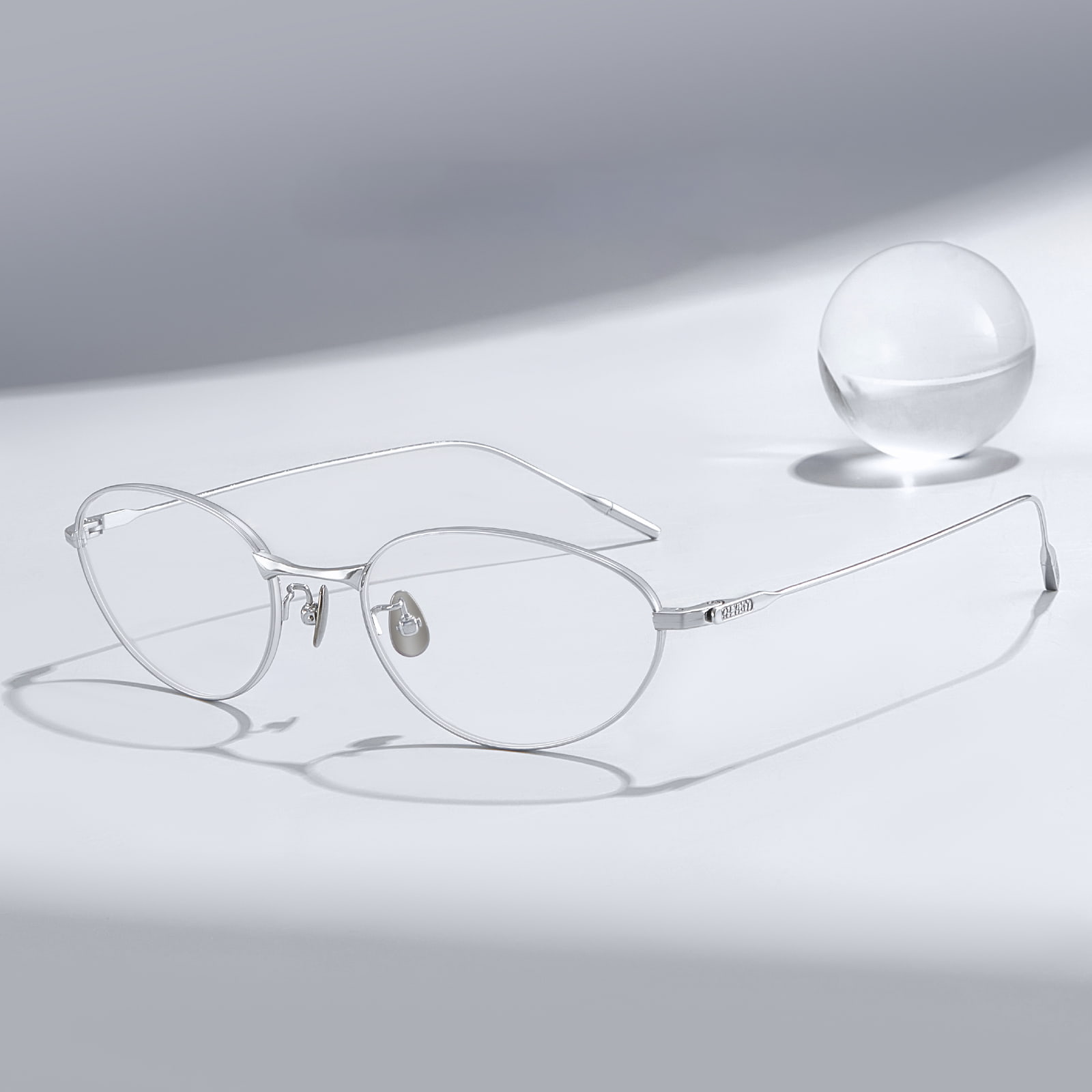 Gafas de titanio puro, ricas en color ojo de gato, ovaladas y descoloridas