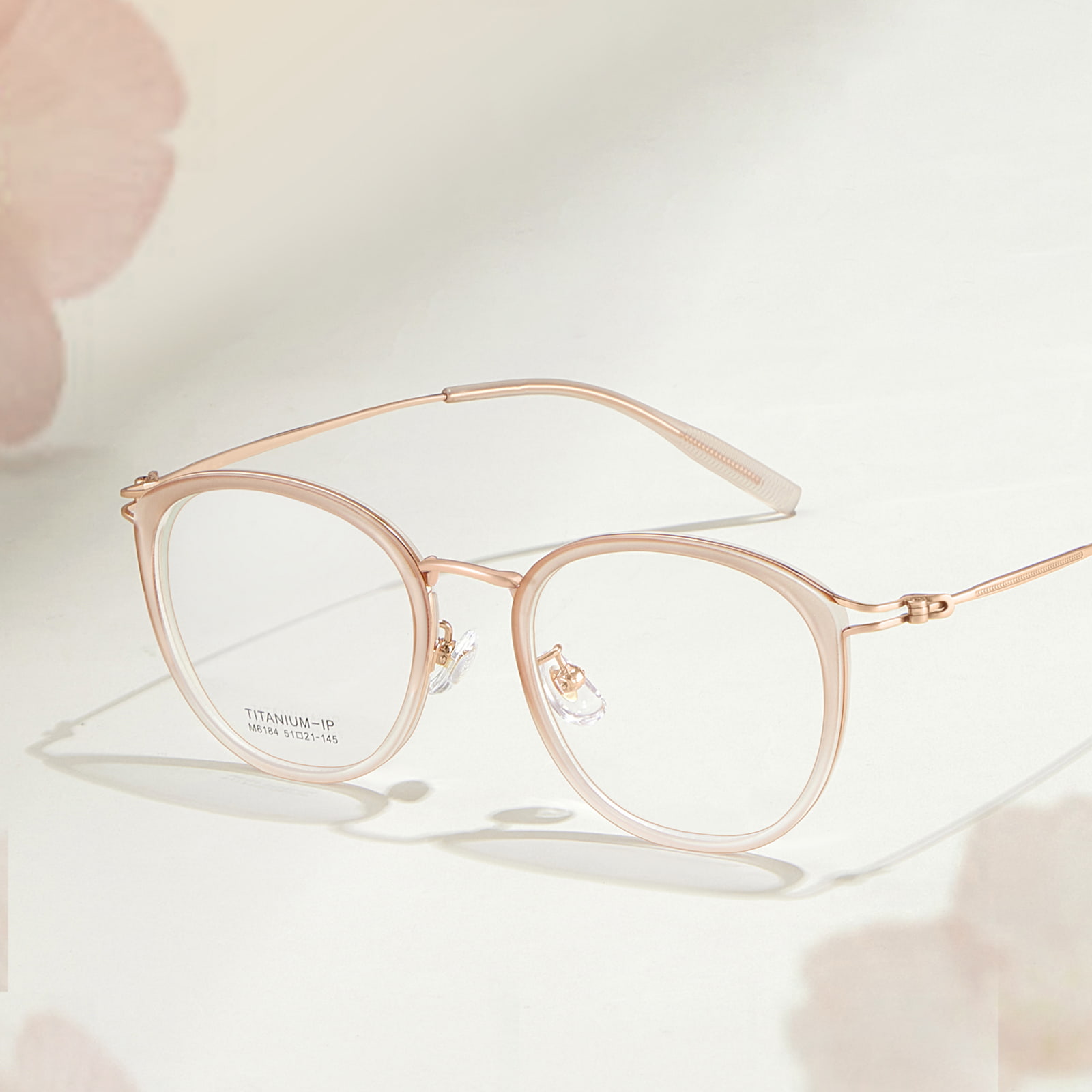 M6184 Gafas de titanio β huecas con pegamento dorado artístico