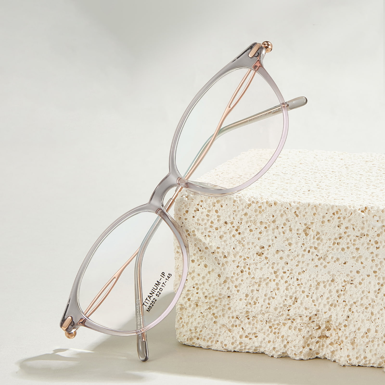 M8252 Patas de titanio ultrarresistentes Gafas huecas de titanio β