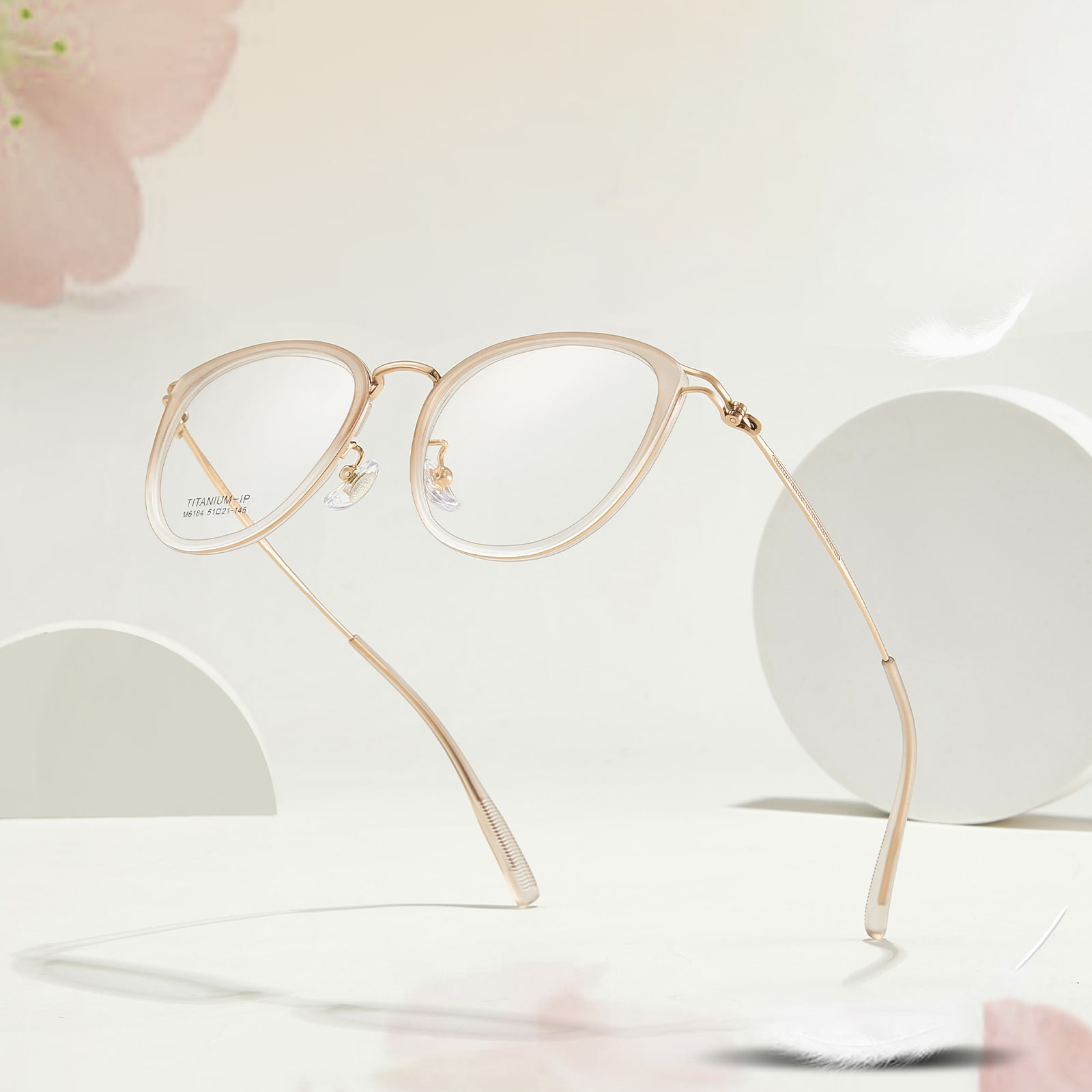 M6184 Gafas de titanio β huecas con pegamento dorado artístico