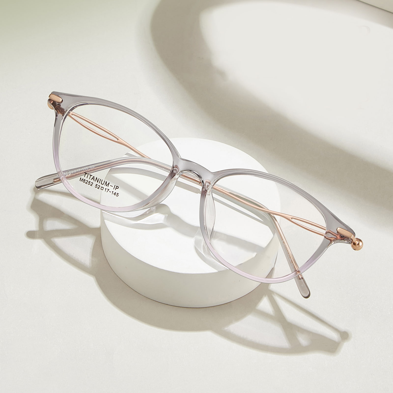 M8252 Patas de titanio ultrarresistentes Gafas huecas de titanio β