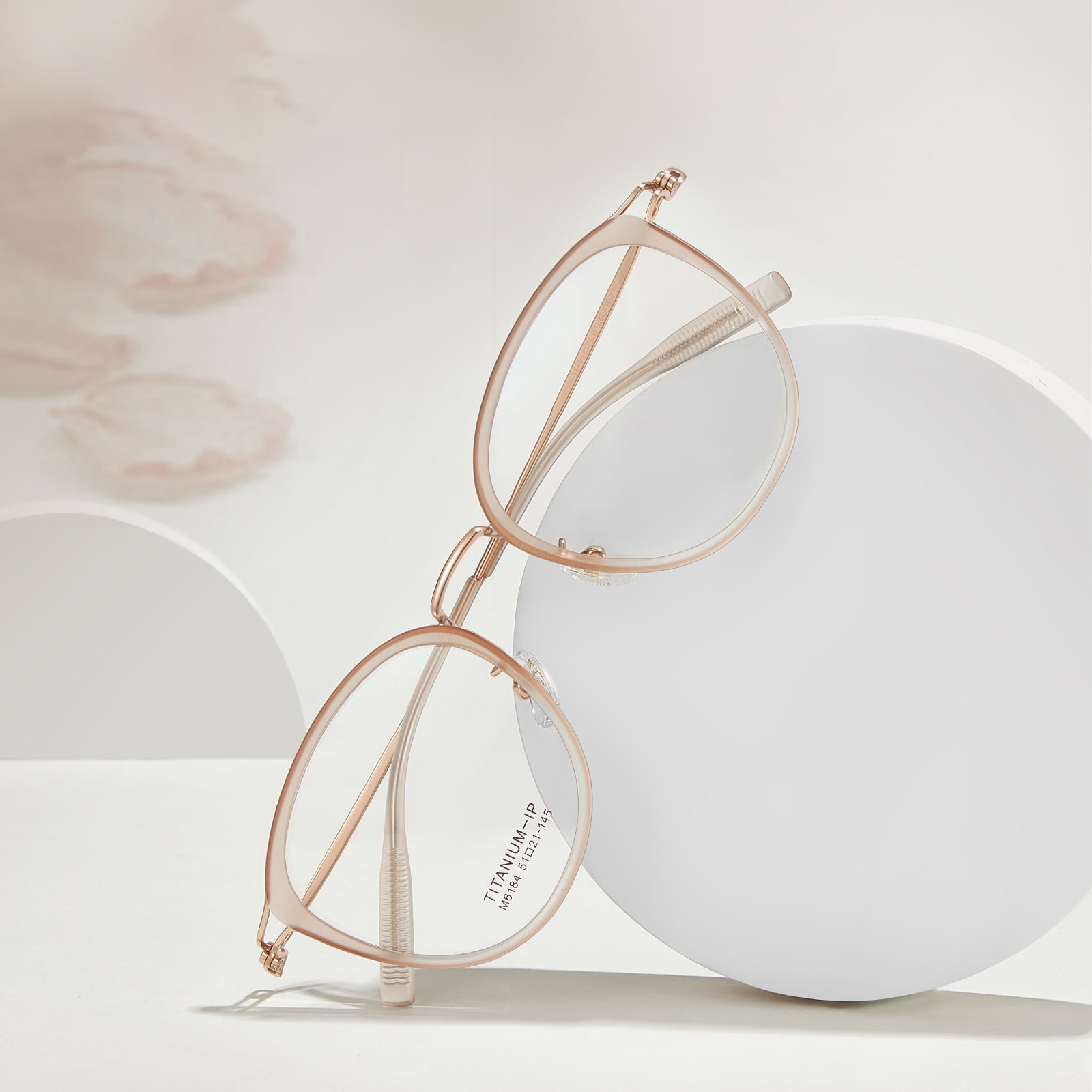 M6184 Gafas de titanio β huecas con pegamento dorado artístico