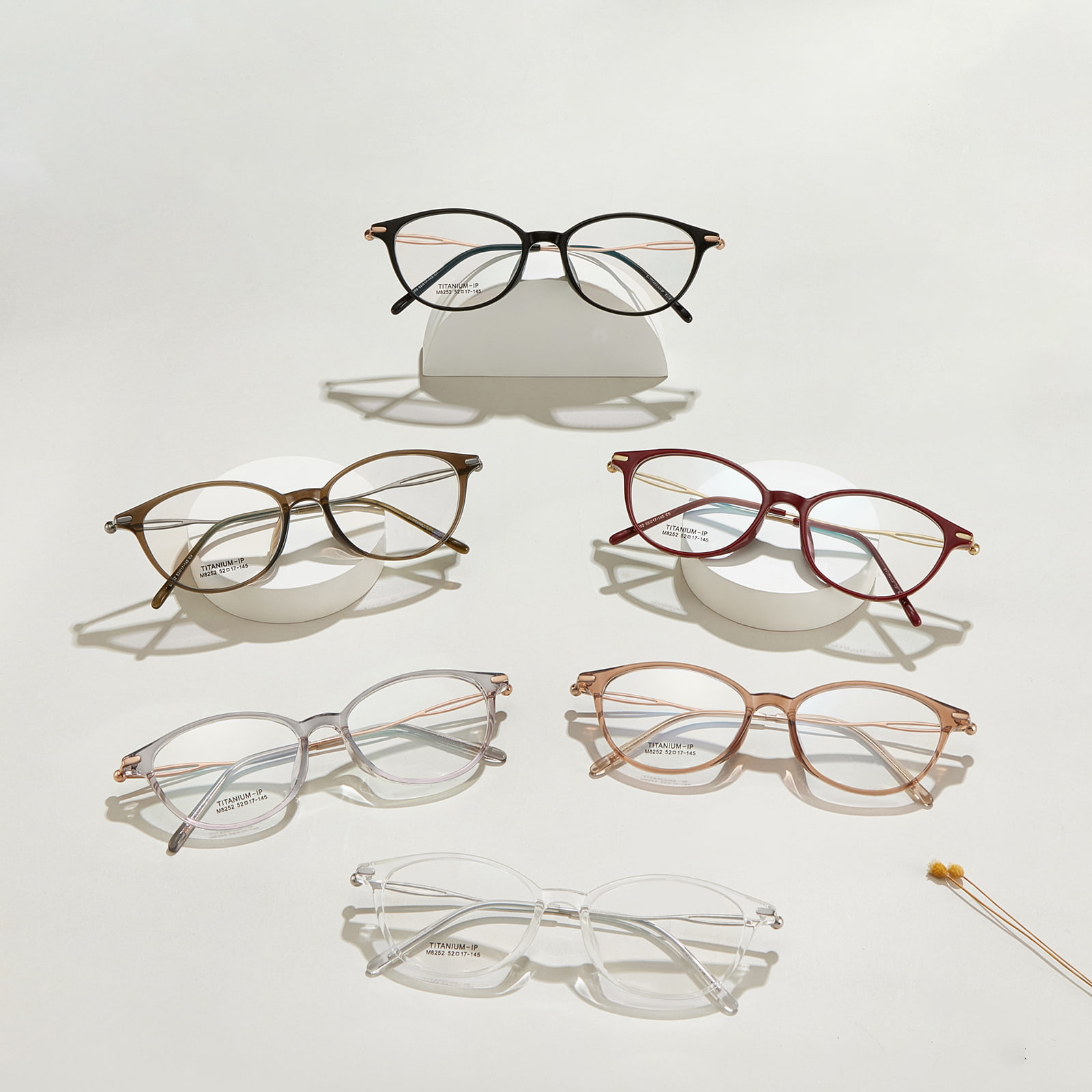 M8252 Patas de titanio ultrarresistentes Gafas huecas de titanio β