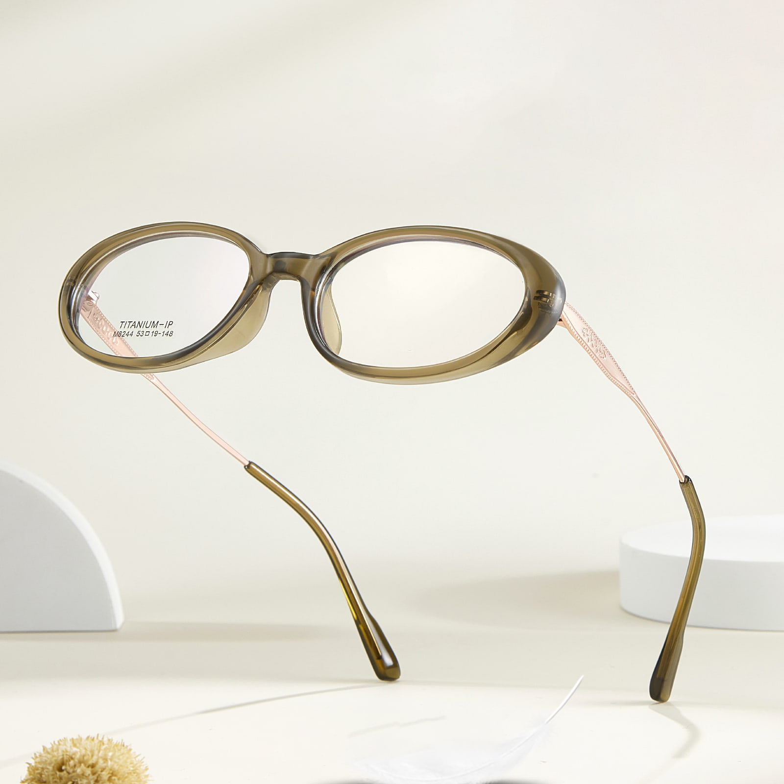 M8244 Gafas ovaladas de titanio β resistentes a la corrosión y con montura ancha